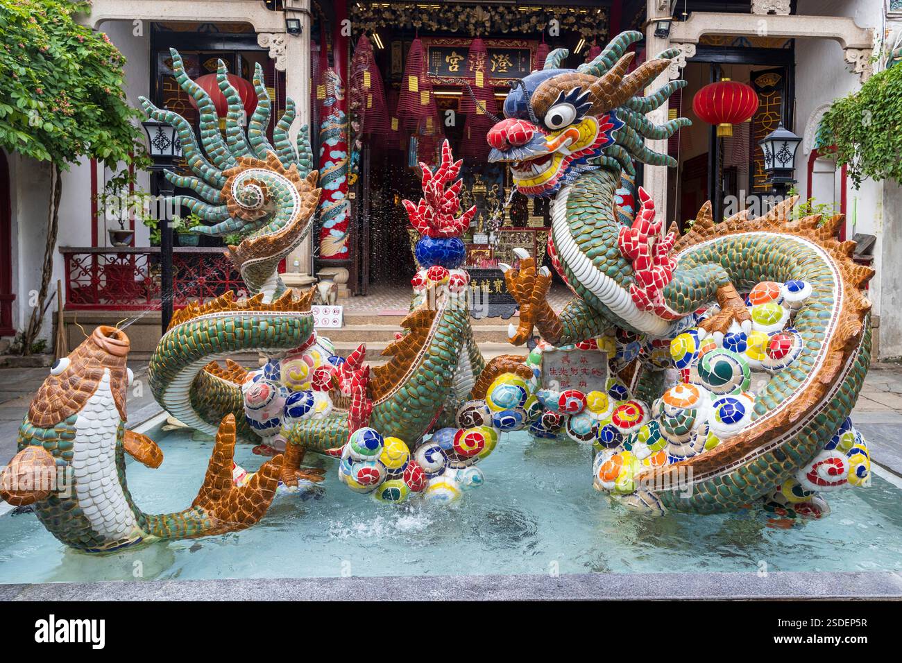 Drachenbrunnen in der Kantonesischen Versammlungshalle, Quang Trieu, Hoi an, Vietnam, Mittwoch, November 2024. Foto: David Rowland / One-Image.com Stockfoto