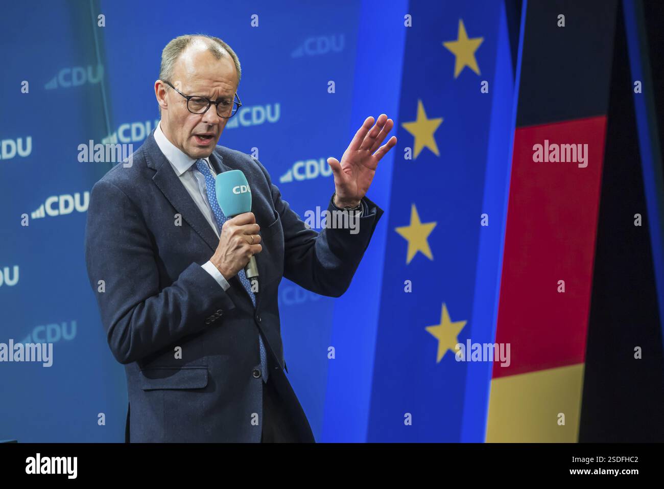 Wahlveranstaltung der CDU-Partei zur Bundestagswahl mit Spitzenkandidat Friedrich Merz. Porträt vor der deutschen Flagge und der Flagge der Th Stockfoto