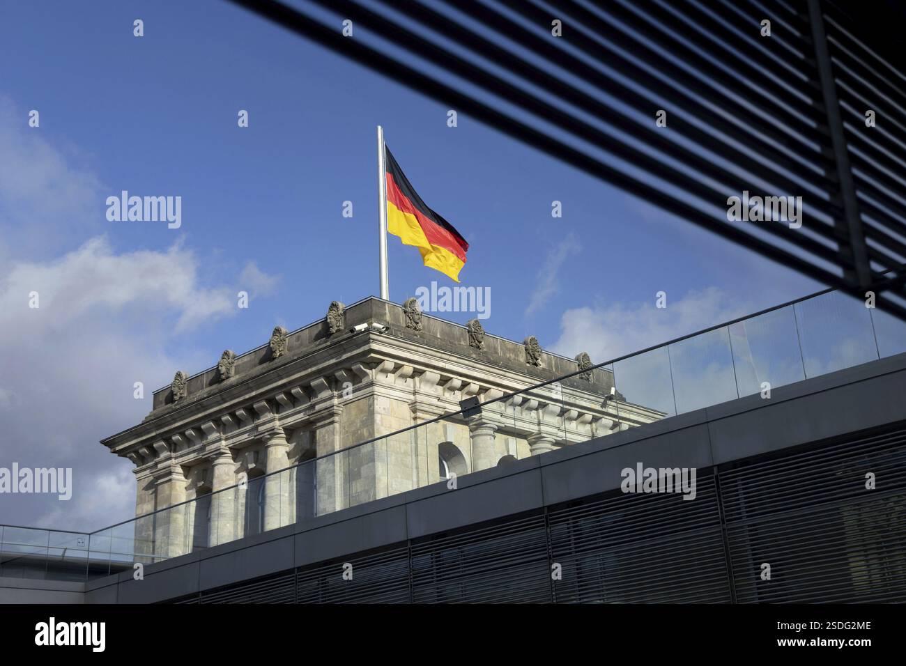 Ansicht einer deutschen Flagge während einer Bundestagsdebatte zu einer Regierungserklärung zu innenpolitischen Fragen im Deutschen Bundestag, Berlin, 29. Januar 2025 F Stockfoto