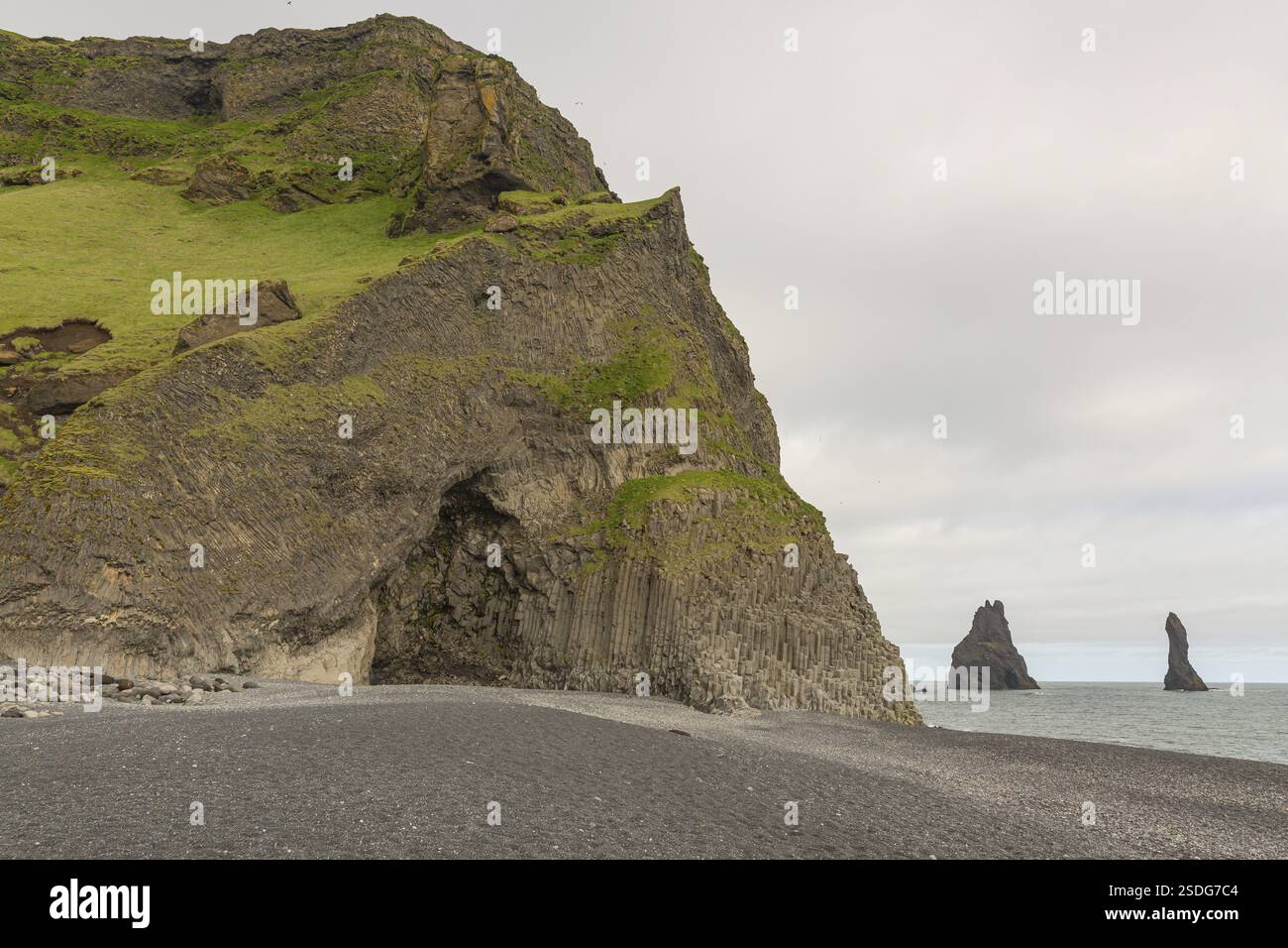 Reynisfjara Beach mit Basaltfelsen (Stuolabrg) und Felsnadeln (Haidrangur), in der Nähe von Vik i Myrdal, Südisland Stockfoto