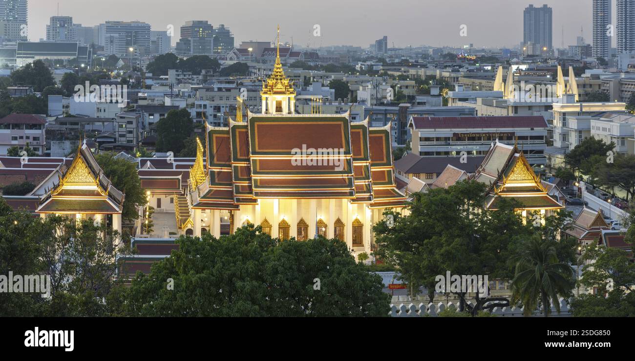 Panorama nach Sonnenuntergang vom Goldenen Berg zum Wat Ratchanatdaram Worawihan und die Skyline von Bangkok, Thailand, Asien Stockfoto