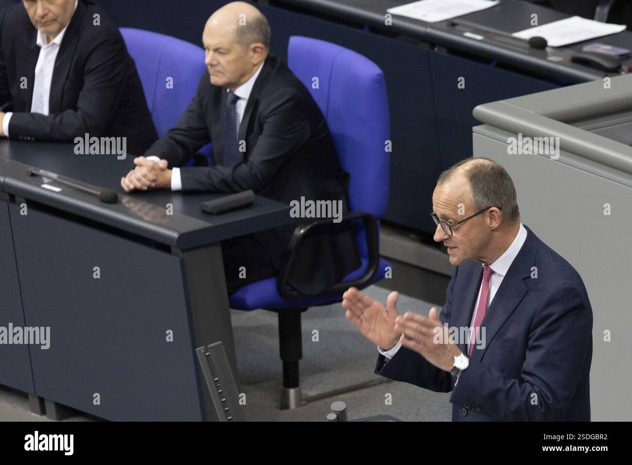OLAF Scholz (SPD, Bundeskanzler) und Friedrich Merz (CDU) während einer Bundestagsdebatte zu einer Regierungserklärung zu innenpolitischen Fragen in der GE Stockfoto