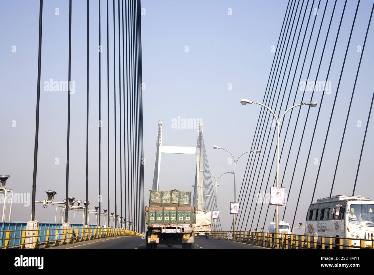 Der LKW fährt über Vidyasagar Setu, die zweite Brücke über den Fluss Hooghtly, Kalkutta, heute Kalkutta, Westbengalen, Indien, Asien Stockfoto