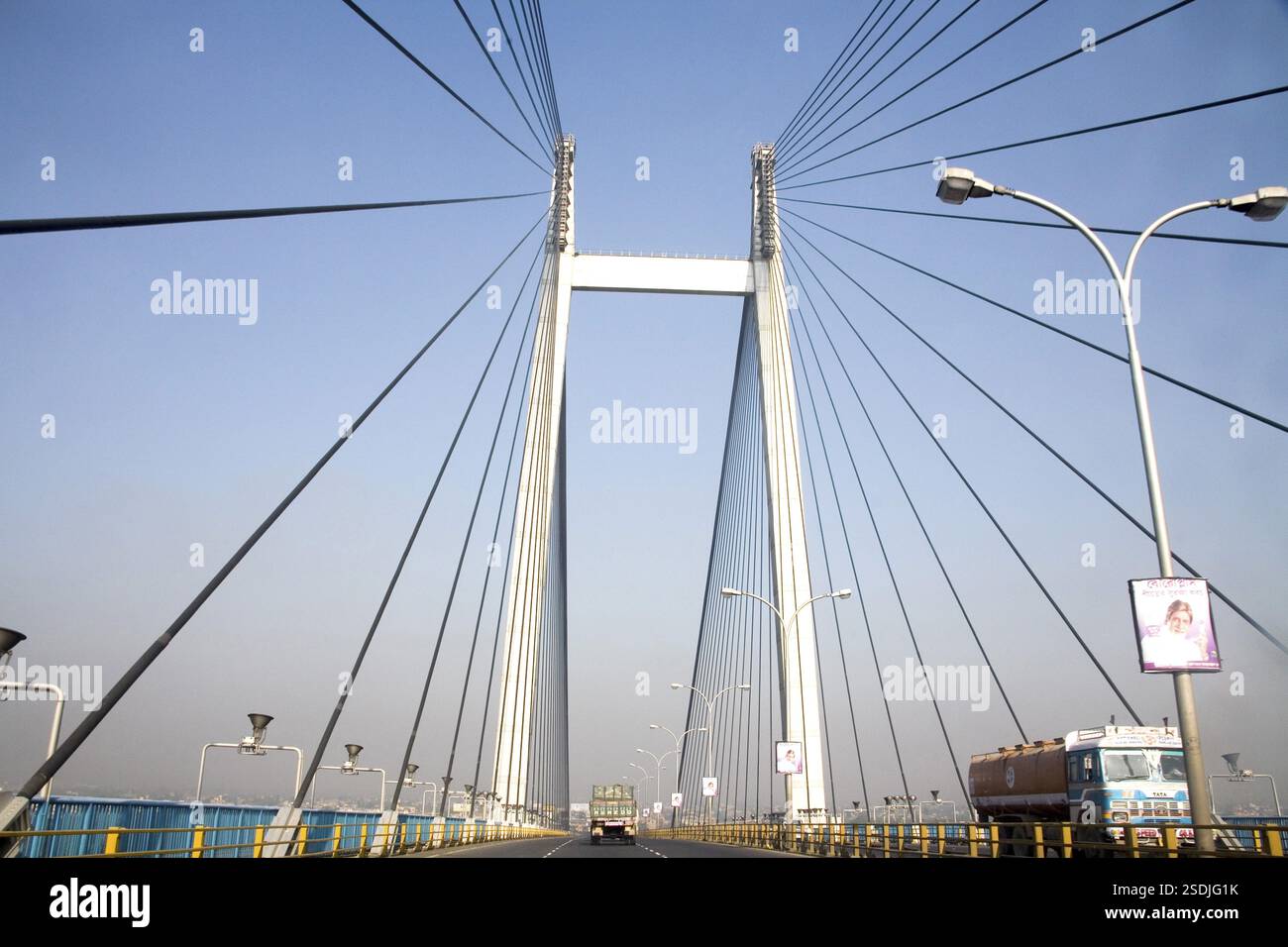Der LKW fährt über Vidyasagar Setu, die zweite Brücke über den Fluss Hooghtly, Kalkutta, heute Kalkutta, Westbengalen, Indien, Asien Stockfoto