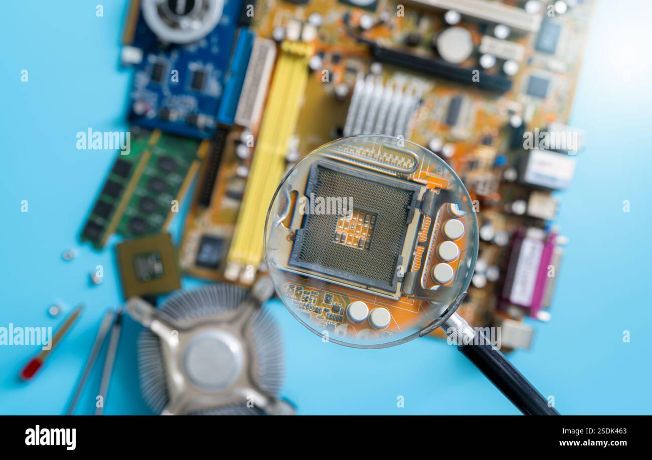 Vergrößerungsglas zur Prüfung elektronischer Leiterplatten ohne Computerchip und zur Präsentation von Qualitätskontrolle, Hardwareanalyse und technologischer Innovation Stockfoto