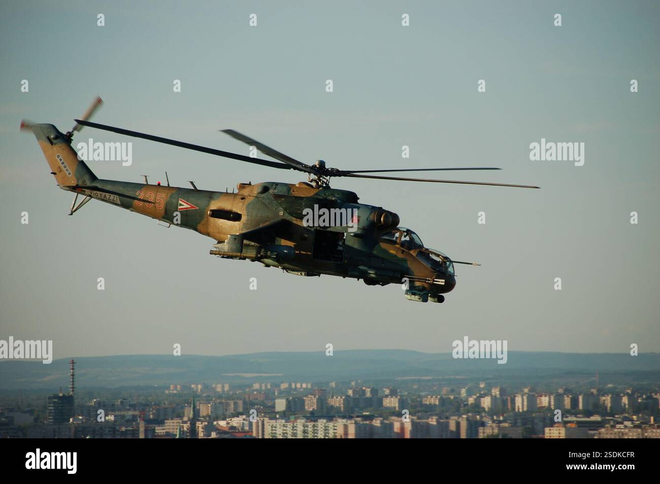 Der ungarische Militär-Kampfhubschrauber MI-24, der bei den Dreharbeiten von die Hard 5 eingesetzt wurde, ist mit schweren Waffen, fortschrittlicher Avionik und gepanzertem Schutz ausgestattet Stockfoto