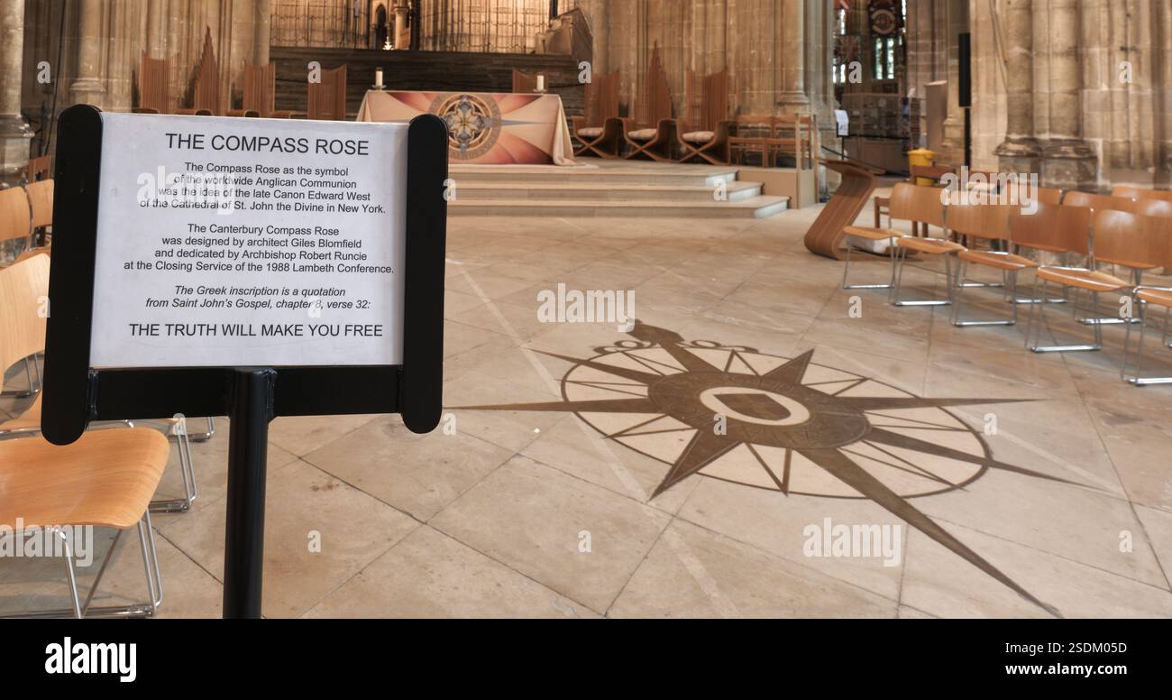 Kompass Rose Emblem auf dem Boden der christlichen Kathedrale in Canterbury, England. Stockfoto