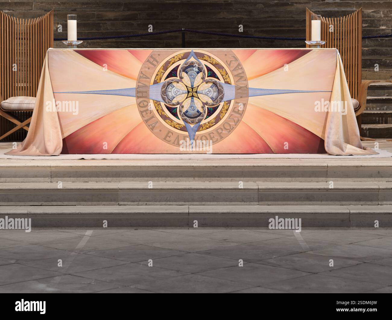 Altar im Kirchenschiff der christlichen Kathedrale in Canterbury, England. Stockfoto