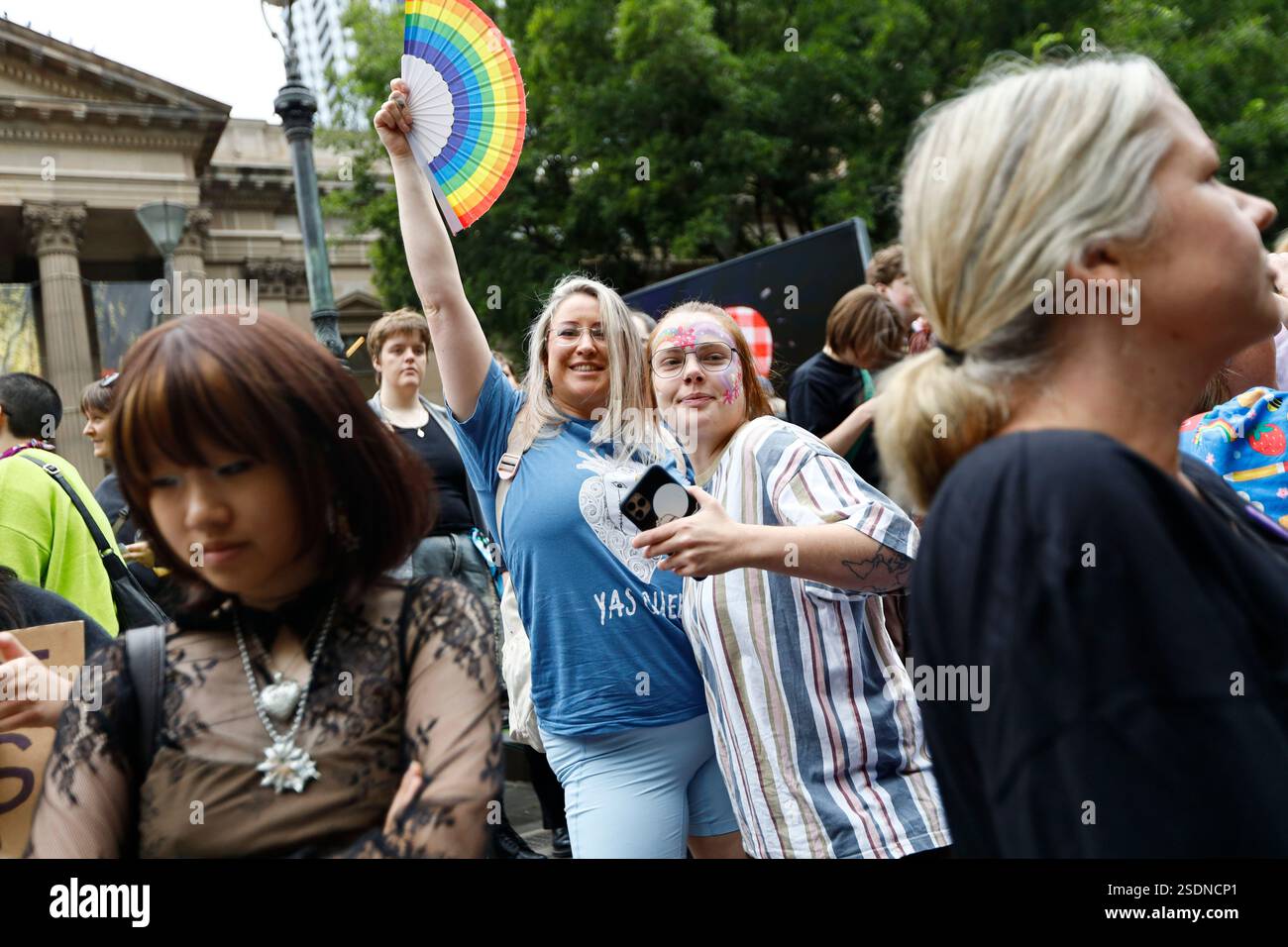 Demonstranten sammeln sich in der Victoria State Library. Der nationale Aktionstag fordert die Aufhebung der Entscheidung Queenslands, die Verschreibung von Pubertätsblockern und HRT für neue Patienten unter 18 Jahren einzustellen. Befürworter argumentieren, dass eine geschlechtsbestätigende Pflege medizinisch notwendig und lebensrettend für Transjugendliche ist. Die Bewegung spiegelt die Richtlinien wider, die man in den USA gesehen hat In denen Beschränkungen für die transnationale Gesundheitsversorgung zu umfassenderen Rückgängigmachen der körperlichen Autonomie geführt haben. Demonstranten warnen davor, dass diese Entscheidung, wenn sie nicht angefochten wird, einen Präzedenzfall für landesweite Beschränkungen schaffen könnte. Eine Kundgebung vor der Victoria State Library zielt darauf ab, vorzubereiten Stockfoto