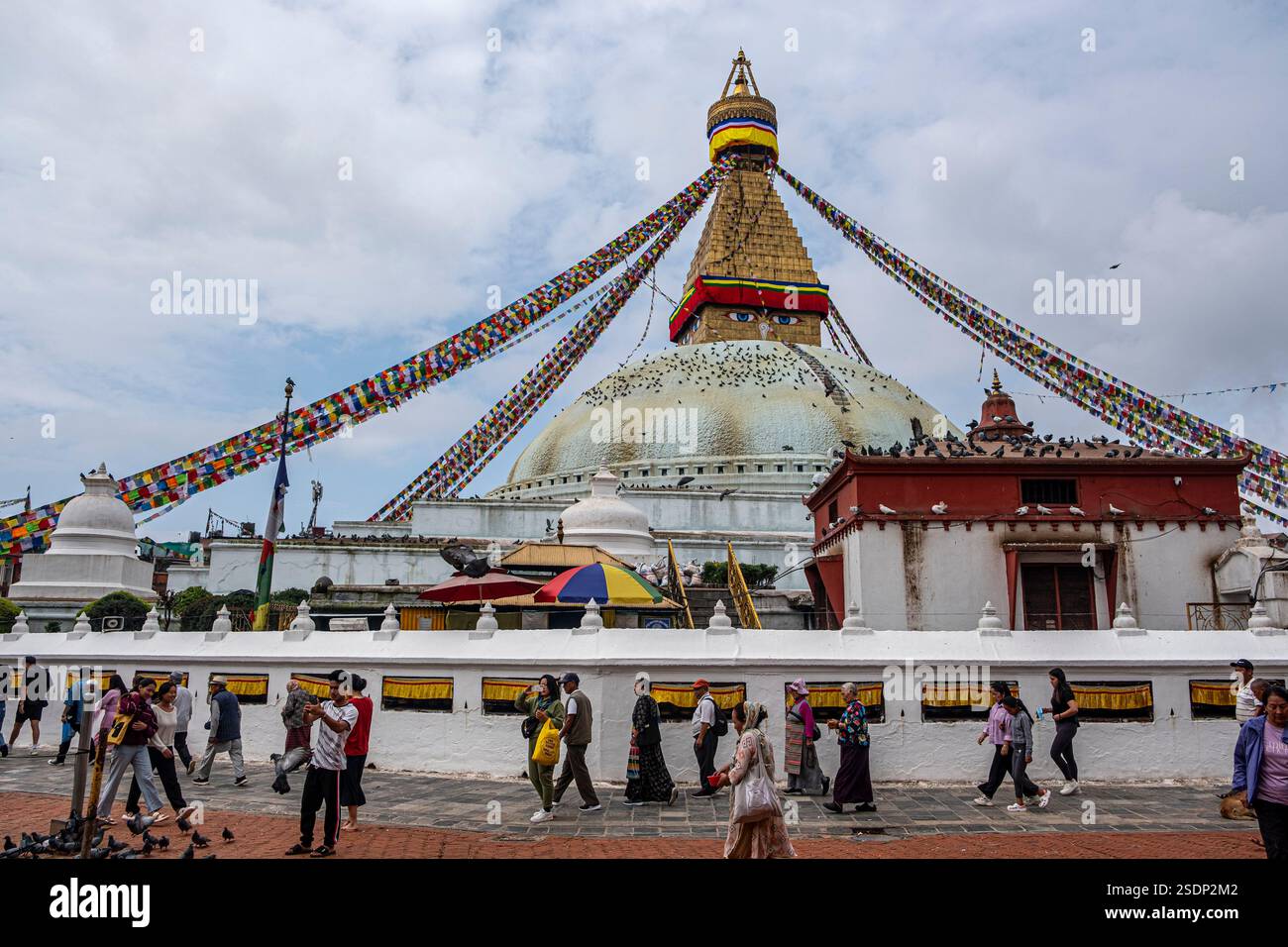 Eine lebendige Szene der Boudhanath Stupa, dekoriert mit bunten Gebetsfahnen. Stockfoto