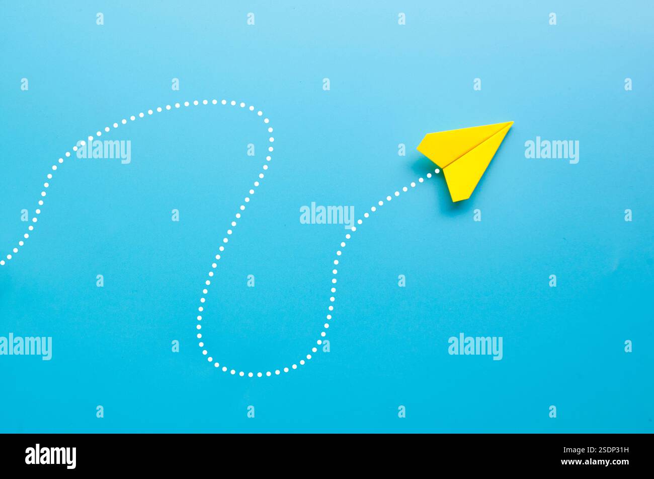 Draufsicht des gelben Papierflugzeugs Origami auf blauem Hintergrund mit anpassbarem Platz für Text. Stockfoto