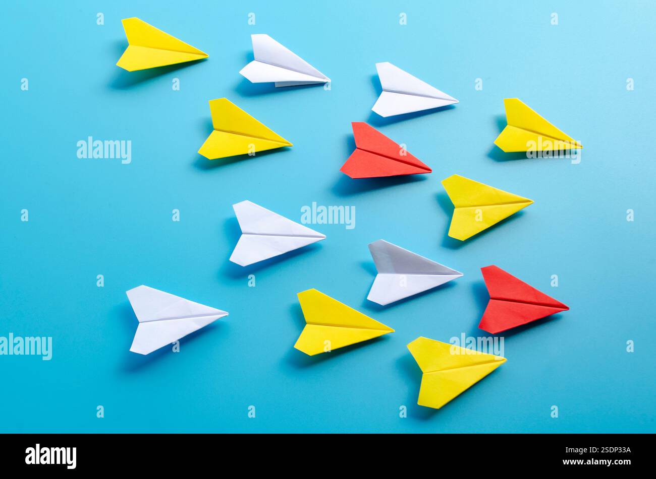 Draufsicht des farbigen Origami-Papierflugzeugs. Stockfoto