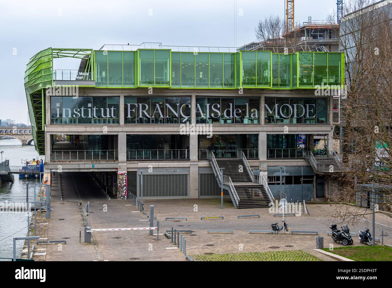 Außenansicht des Institut Francais de la Mode (IFM), einer privaten französischen Modeschule in der Cité de la Mode et du Design von Paris Stockfoto