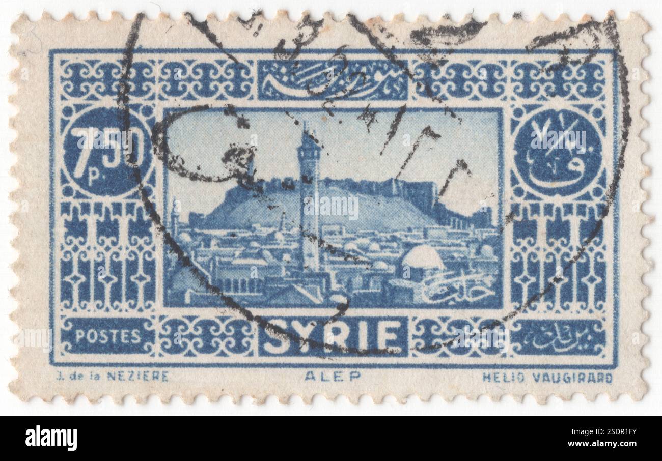 SYRIEN - 1. September 1930: 7,50 Piastra-Briefmarke mit der Darstellung der Zitadelle der Festung Aleppo, eines großen mittelalterlichen Festungspalastes im Zentrum der Altstadt von Aleppo, Nordsyrien. Es gilt als eine der ältesten und größten Burgen der Welt. Im Laufe der Zeit von vielen Zivilisationen besetzt – darunter Assyrer, Griechen, Armenier, Römer, Byzantiner, Ayyubiden, Mamluken und Osmanen. In den 2000er Jahren fand eine umfangreiche Erhaltungsarbeit durch den Aga Khan Trust for Culture in Zusammenarbeit mit der Aleppo Archeological Society statt Stockfoto