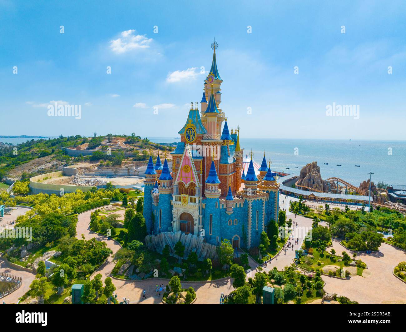 Aus der Vogelperspektive auf ein Fantasy Castle in einem Freizeitpark an der Küste Stockfoto