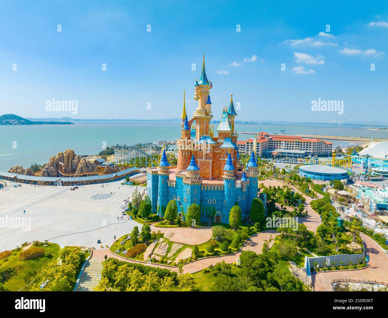 Aus der Vogelperspektive auf ein Fantasy Castle in einem Freizeitpark an der Küste Stockfoto
