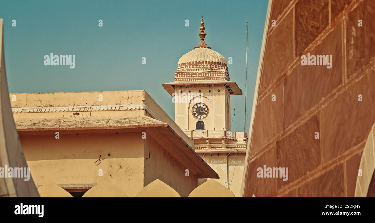 Jaipur, Rajasthan, Indien. Jantar Mantar ist Astronomical Observation Site, erbaut im frühen 18. Jahrhundert. Es Enthält Einen Satz Von Etwa 20 Festen Hauptteilen Stockfoto