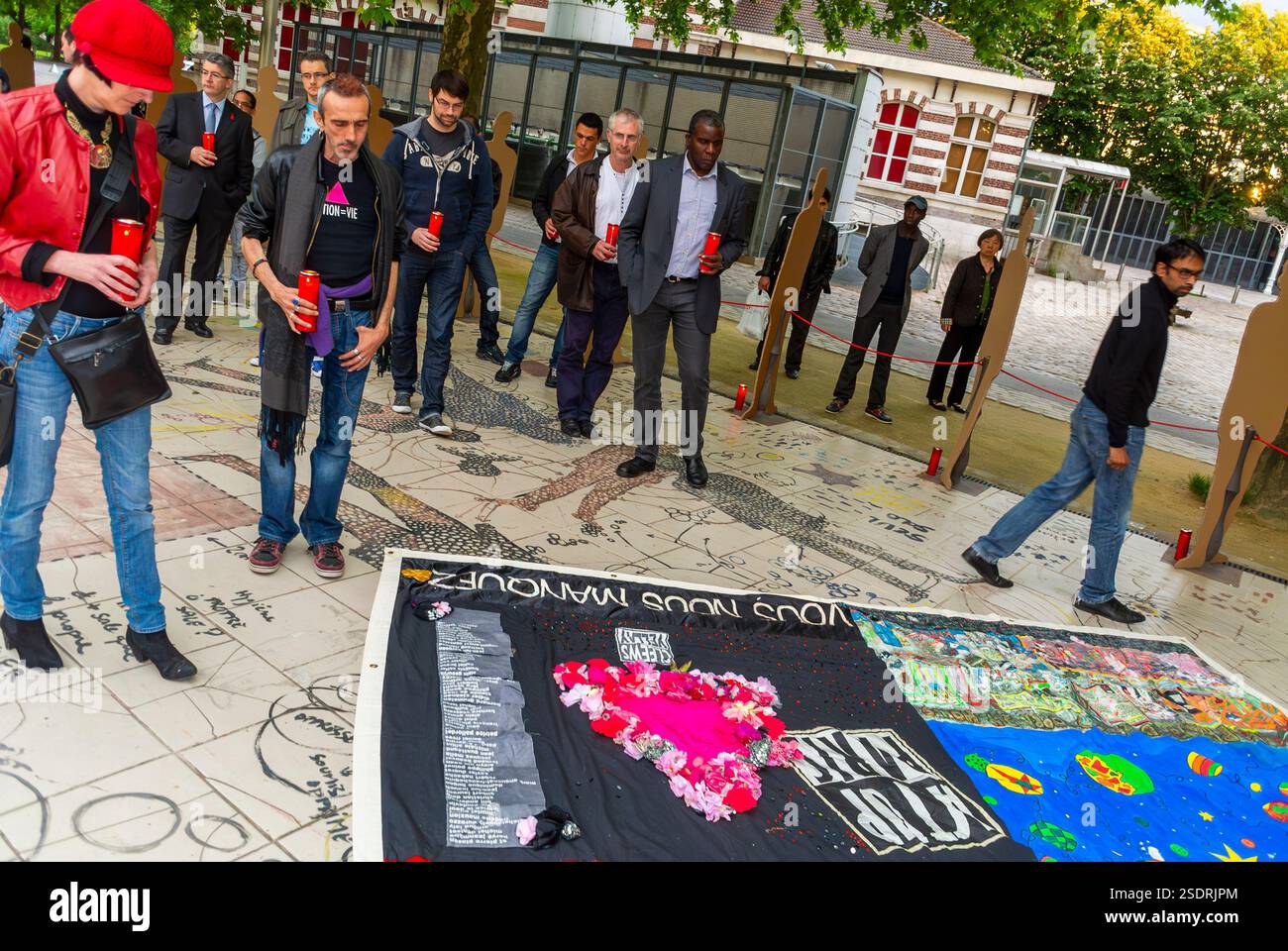 Paris, Frankreich, Crowd People, Trauer, AIDS HIV Memorial Event, 'Candlelight Day', Sidaction N.G.O. Organisation, La Villette Park, Patchwork Stockfoto
