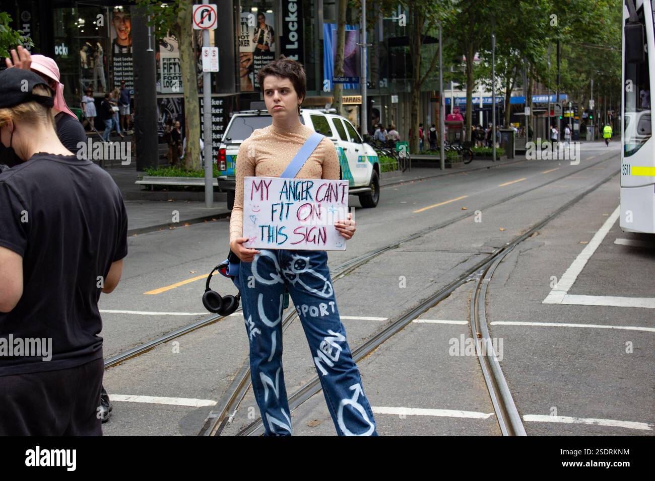 Melbourne, Australien. Februar 2025. Ein Demonstrant hält ein Schild mit der Aufschrift "meine Wut passt nicht auf dieses Schild". Mitglieder der LGBT-Community in Melbourne und Alliierte marschieren für Trans Rights als Teil des Protect Trans Youth National Day of Action als Reaktion auf die neuen Gesetze der Regierung von Queensland, die Menschen unter 18 Jahren daran hindern, eine geschlechtsbestätigende Betreuung zu beginnen. Quelle: SOPA Images Limited/Alamy Live News Stockfoto