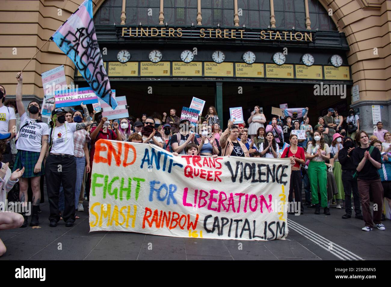 Melbourne, Australien. Februar 2025. Demonstranten posieren mit Plakaten und Bannern vor der Flinders Street Station. Mitglieder der LGBT-Community in Melbourne und Alliierte marschieren für Trans Rights als Teil des Protect Trans Youth National Day of Action als Reaktion auf die neuen Gesetze der Regierung von Queensland, die Menschen unter 18 Jahren daran hindern, eine geschlechtsbestätigende Betreuung zu beginnen. Quelle: SOPA Images Limited/Alamy Live News Stockfoto