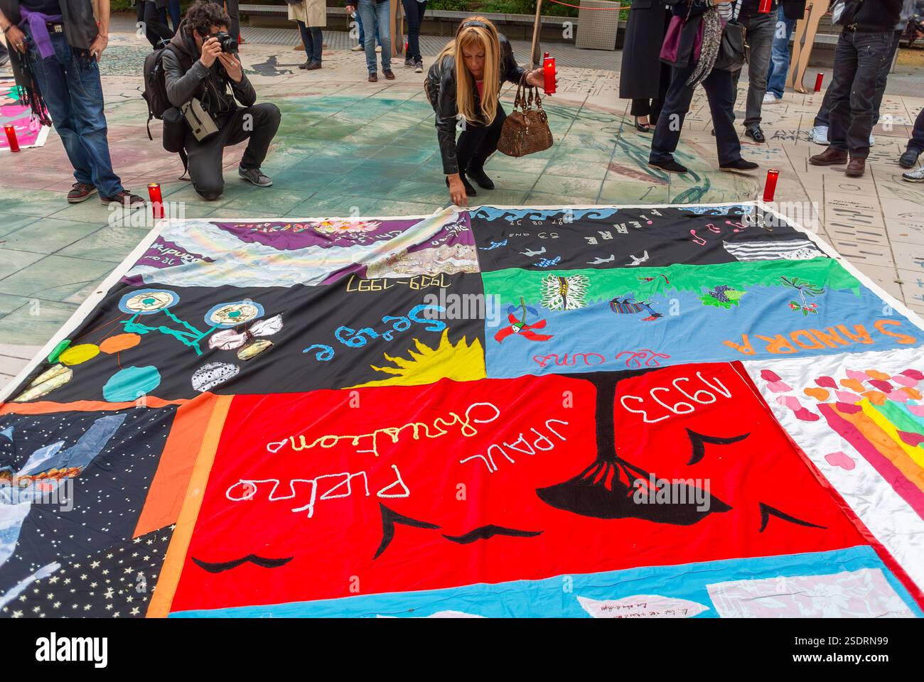 Paris, Frankreich, Crowd People, Trauer, AIDS HIV Memorial Event, 'Candlelight Day', Sidaction N.G.O. Organisation, La Villette Park, Patchwork Stockfoto