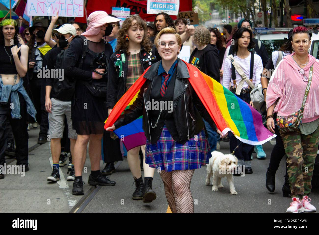 Melbourne, Australien. Februar 2025. Ein Demonstrant lächelt in die Kamera, während er die Stolz-Flagge als cape trägt. Mitglieder der LGBT-Community in Melbourne und Alliierte marschieren für Trans Rights als Teil des Protect Trans Youth National Day of Action als Reaktion auf die neuen Gesetze der Regierung von Queensland, die Menschen unter 18 Jahren daran hindern, eine geschlechtsbestätigende Betreuung zu beginnen. (Foto: Joshua Stanyer/SOPA Images/SIPA USA) Credit: SIPA USA/Alamy Live News Stockfoto