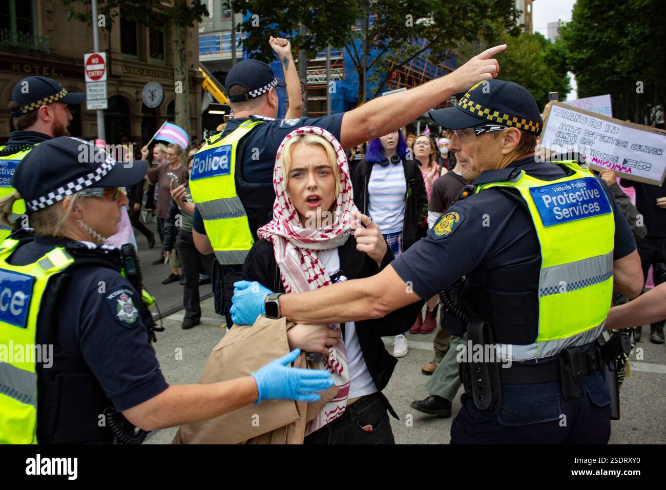 Melbourne, Australien. Februar 2025. Die Polizei zwingt einen Demonstranten weg, wenn sie versuchen, eine Polizeilinie zu überqueren. Mitglieder der LGBT-Community in Melbourne und Alliierte marschieren für Trans Rights als Teil des Protect Trans Youth National Day of Action als Reaktion auf die neuen Gesetze der Regierung von Queensland, die Menschen unter 18 Jahren daran hindern, eine geschlechtsbestätigende Betreuung zu beginnen. (Foto: Joshua Stanyer/SOPA Images/SIPA USA) Credit: SIPA USA/Alamy Live News Stockfoto