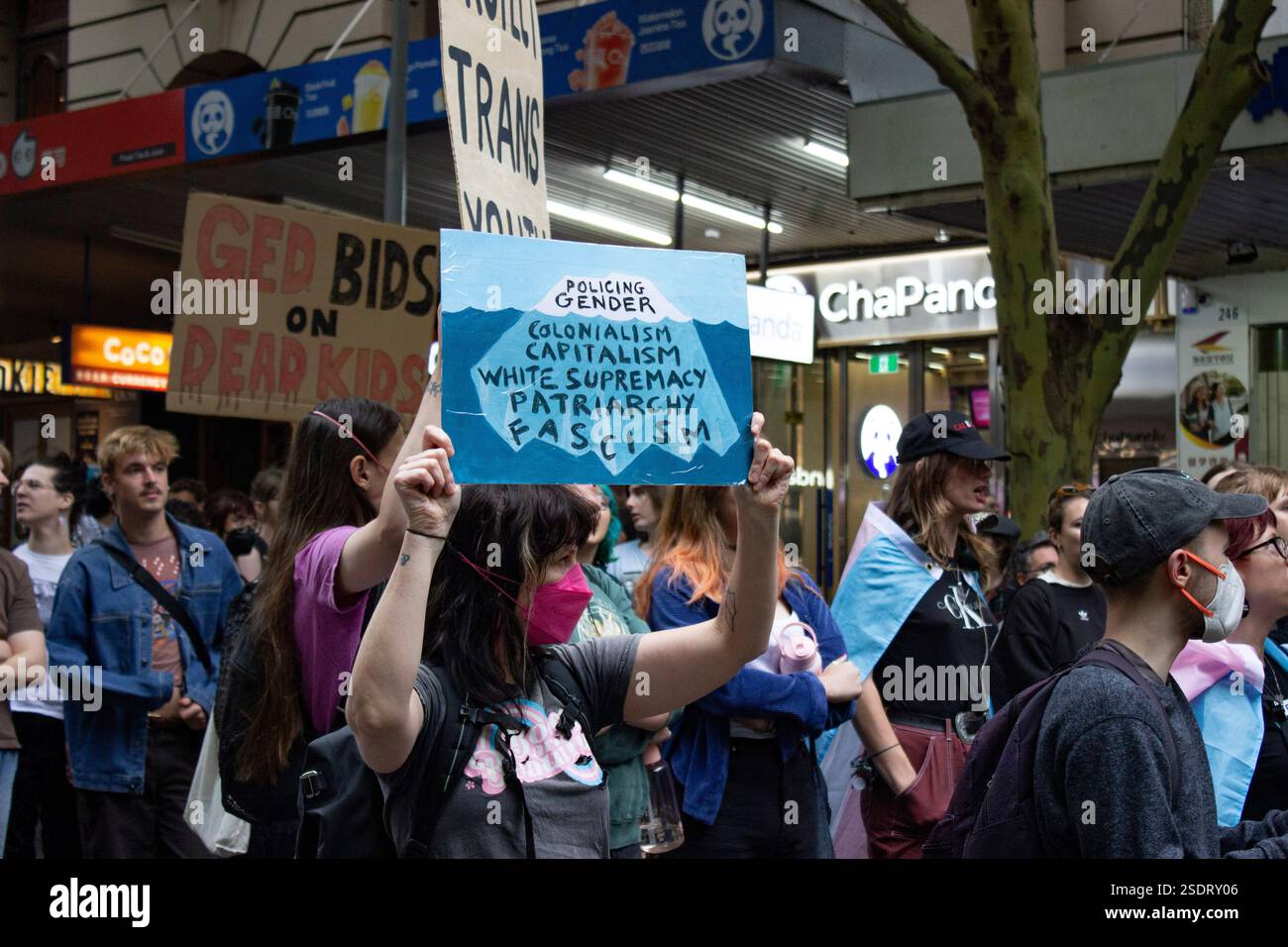 Melbourne, Australien. Februar 2025. Ein Demonstrant hält ein Schild mit einem „Eisberg“-Diagramm, das zeigt, wie die Geschlechterpolizei zum Faschismus führt. Mitglieder der LGBT-Community in Melbourne und Alliierte marschieren für Trans Rights als Teil des Protect Trans Youth National Day of Action als Reaktion auf die neuen Gesetze der Regierung von Queensland, die Menschen unter 18 Jahren daran hindern, eine geschlechtsbestätigende Betreuung zu beginnen. (Foto: Joshua Stanyer/SOPA Images/SIPA USA) Credit: SIPA USA/Alamy Live News Stockfoto