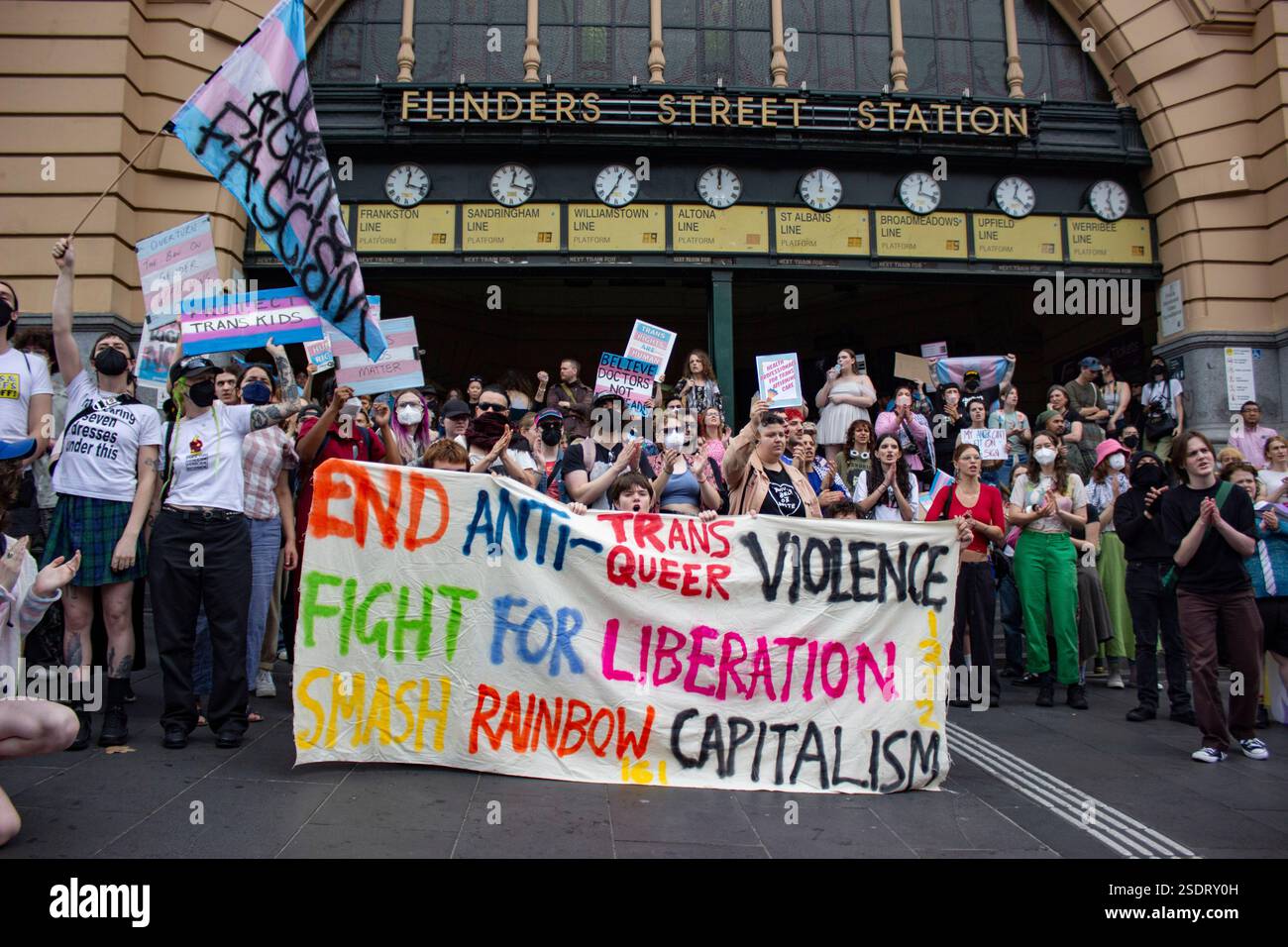 Melbourne, Australien. Februar 2025. Demonstranten posieren mit Plakaten und Bannern vor der Flinders Street Station. Mitglieder der LGBT-Community in Melbourne und Alliierte marschieren für Trans Rights als Teil des Protect Trans Youth National Day of Action als Reaktion auf die neuen Gesetze der Regierung von Queensland, die Menschen unter 18 Jahren daran hindern, eine geschlechtsbestätigende Betreuung zu beginnen. (Foto: Joshua Stanyer/SOPA Images/SIPA USA) Credit: SIPA USA/Alamy Live News Stockfoto