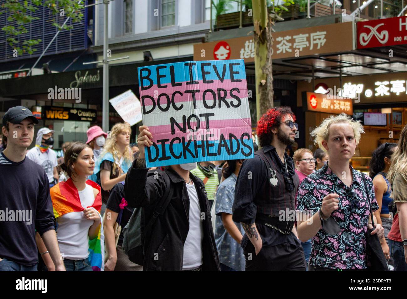 Melbourne, Australien. Februar 2025. Ein Demonstrant hält während des Marsches ein Schild mit der Aufschrift „Glauben Doktoren, nicht D*ck Köpfe“. Mitglieder der LGBT-Community in Melbourne und Alliierte marschieren für Trans Rights als Teil des Protect Trans Youth National Day of Action als Reaktion auf die neuen Gesetze der Regierung von Queensland, die Menschen unter 18 Jahren daran hindern, eine geschlechtsbestätigende Betreuung zu beginnen. (Foto: Joshua Stanyer/SOPA Images/SIPA USA) Credit: SIPA USA/Alamy Live News Stockfoto