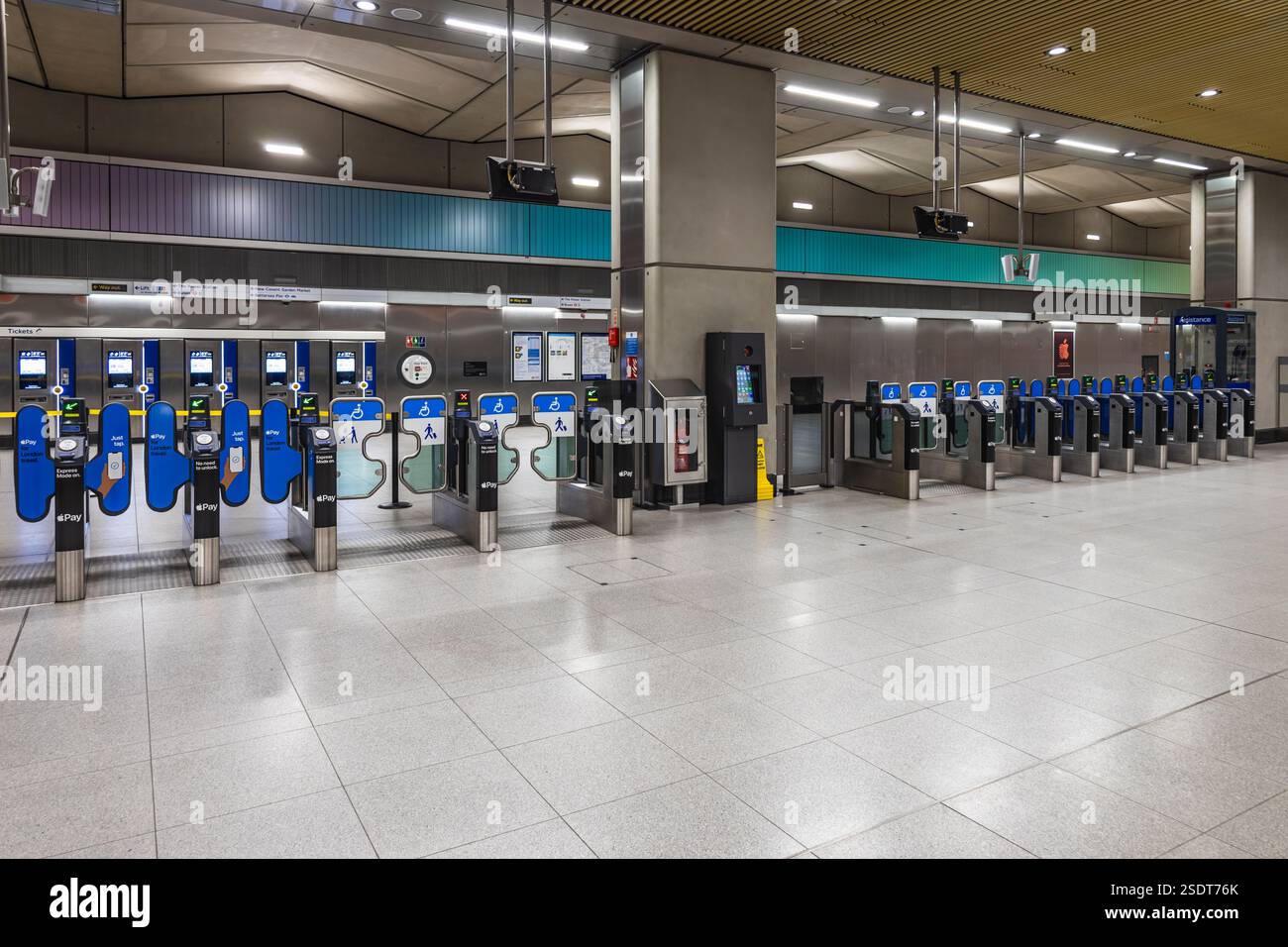 London Underground Ticket Barrieren. Modernes U-Bahn-Zugangssystem. London, UK, 4. Juli 2023 Stockfoto