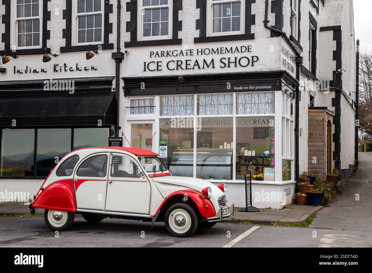 1990 Citroen 2CV Auto mit zwei Tönen parkt vor der selbstgemachten Parkgate Eisdiele im cheshire wirral Resort in Parkgate cheshire England Großbritannien Stockfoto
