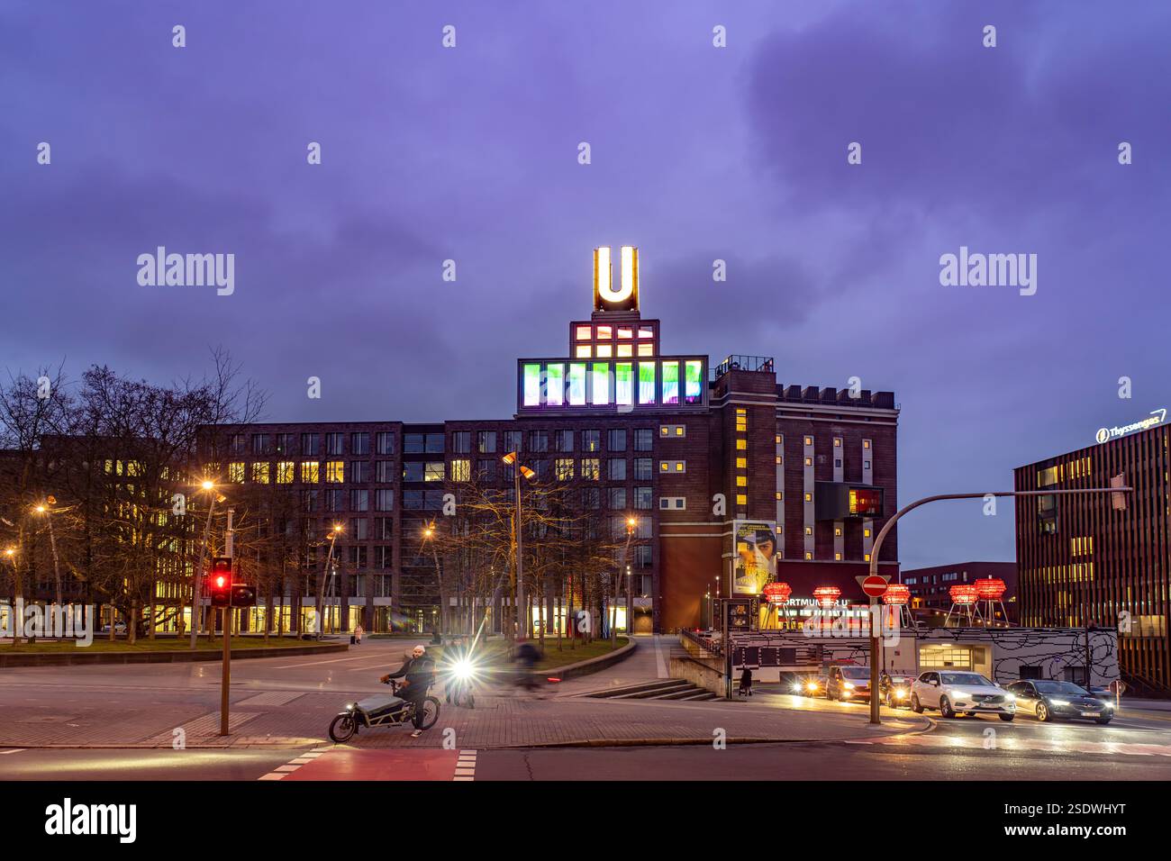 Dortmunder Wahrzeichen U, Zentrum für Kunst und Kreativität in der ehemaligen Union-Brauerei in der Abenddämmerung, Dortmund, Nordrhein-Westfalen, Deu Stockfoto