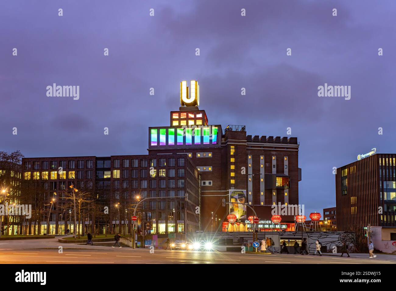 Dortmunder Wahrzeichen U, Zentrum für Kunst und Kreativität in der ehemaligen Union-Brauerei in der Abenddämmerung, Dortmund, Nordrhein-Westfalen, Deu Stockfoto