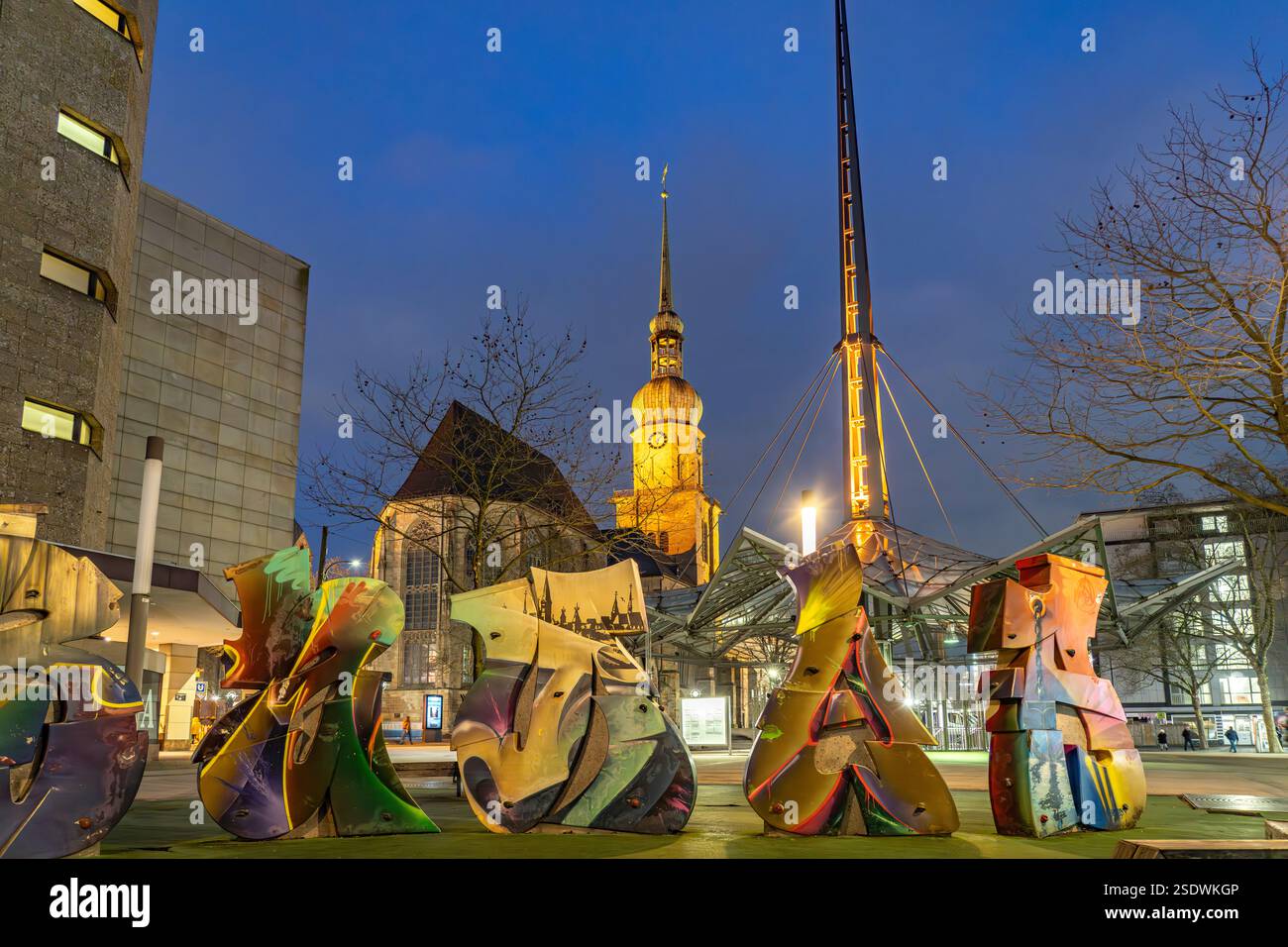 Kunstwerk Graffiti, Pylon des U-Bahnhofs Reinoldikirche und die Stadtkirche St. Reinoldi in der Abenddämmerung, Dortmund, Nordrhein-Westfalen, Deutschl Stockfoto