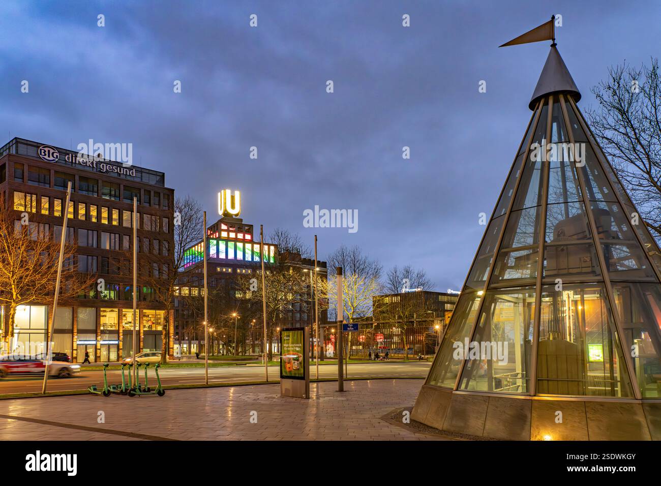 Platz von Buffalo und das Dortmunder Wahrzeichen U, Zentrum für Kunst und Kreativität in der Abenddämmerung, Dortmund, Nordrhein-Westfalen, Deutschla Stockfoto