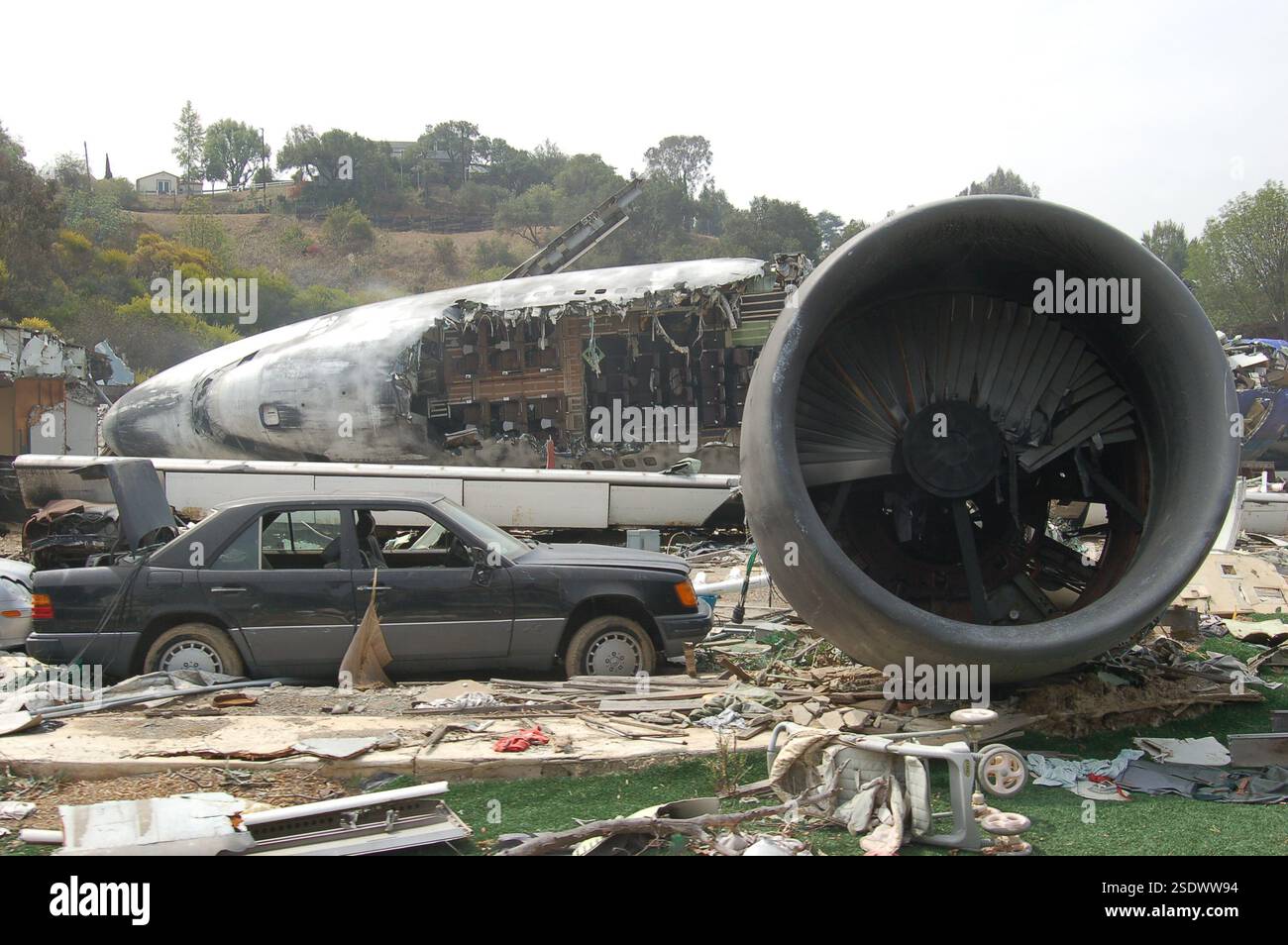Realistische Flugzeugabsturzteile aus dem Film „Krieg der Welten“, akribisch als thematische Attraktion in den Universal Studios Hollywood gestaltet Stockfoto