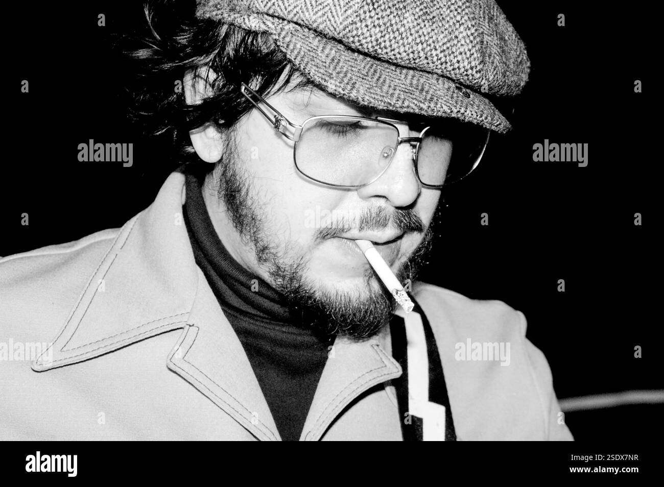 ANTHONY SELPH, ELECTRIC SIX, FRÜHE TOUR, 2003: A Young Anthony Selph – alias Rock ‘n’ Roll Indian – Leadgitarrist von ELECTRIC SIX aus 1996-2003, der mit ihrem bahnbrechenden Hit „Danger! High Voltage' im Barfly in Cardiff am 2. Februar 2003. Foto: Rob Watkins. INFO: Electric Six, eine amerikanische Rockband, wurde Anfang der 2000er Jahre für ihre energiegeladenen Auftritte und eingängigen Songs wie „Danger! High Voltage“ und „Gay Bar“ vermischen Rock-, Disco- und Punkeinflüsse. Stockfoto