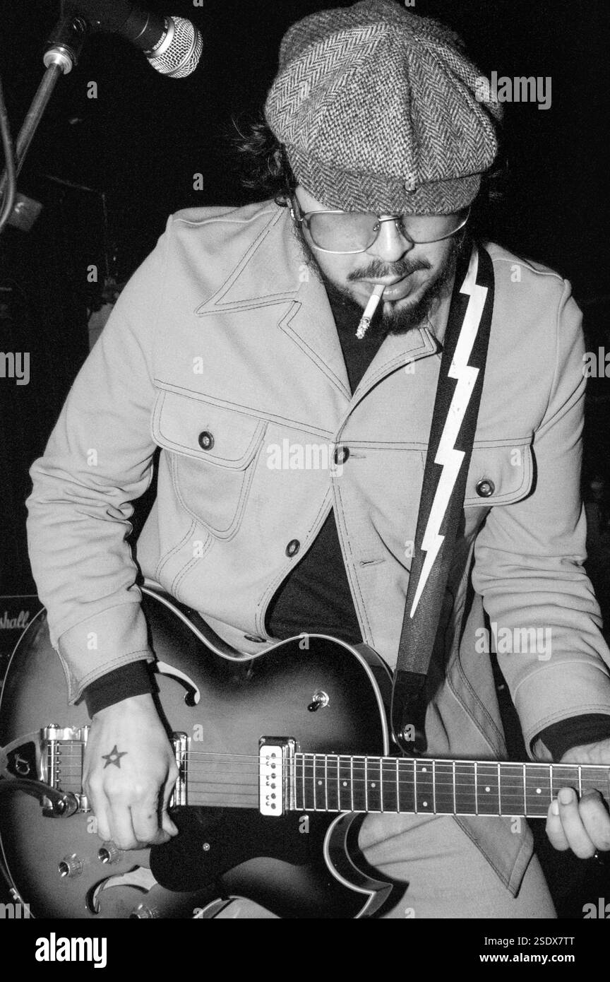 ANTHONY SELPH, ELECTRIC SIX, FRÜHE TOUR, 2003: A Young Anthony Selph – alias Rock ‘n’ Roll Indian – Leadgitarrist von ELECTRIC SIX aus 1996-2003, der mit ihrem bahnbrechenden Hit „Danger! High Voltage' im Barfly in Cardiff am 2. Februar 2003. Foto: Rob Watkins. INFO: Electric Six, eine amerikanische Rockband, wurde Anfang der 2000er Jahre für ihre energiegeladenen Auftritte und eingängigen Songs wie „Danger! High Voltage“ und „Gay Bar“ vermischen Rock-, Disco- und Punkeinflüsse. Stockfoto