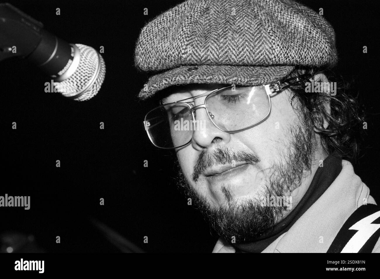 ANTHONY SELPH, ELECTRIC SIX, FRÜHE TOUR, 2003: A Young Anthony Selph – alias Rock ‘n’ Roll Indian – Leadgitarrist von ELECTRIC SIX aus 1996-2003, der mit ihrem bahnbrechenden Hit „Danger! High Voltage' im Barfly in Cardiff am 2. Februar 2003. Foto: Rob Watkins. INFO: Electric Six, eine amerikanische Rockband, wurde Anfang der 2000er Jahre für ihre energiegeladenen Auftritte und eingängigen Songs wie „Danger! High Voltage“ und „Gay Bar“ vermischen Rock-, Disco- und Punkeinflüsse. Stockfoto