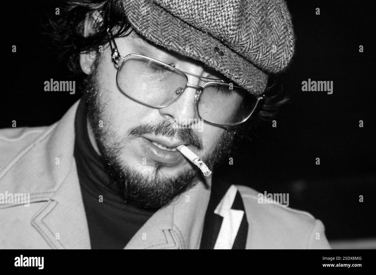 ANTHONY SELPH, ELECTRIC SIX, FRÜHE TOUR, 2003: A Young Anthony Selph – alias Rock ‘n’ Roll Indian – Leadgitarrist von ELECTRIC SIX aus 1996-2003, der mit ihrem bahnbrechenden Hit „Danger! High Voltage' im Barfly in Cardiff am 2. Februar 2003. Foto: Rob Watkins. INFO: Electric Six, eine amerikanische Rockband, wurde Anfang der 2000er Jahre für ihre energiegeladenen Auftritte und eingängigen Songs wie „Danger! High Voltage“ und „Gay Bar“ vermischen Rock-, Disco- und Punkeinflüsse. Stockfoto