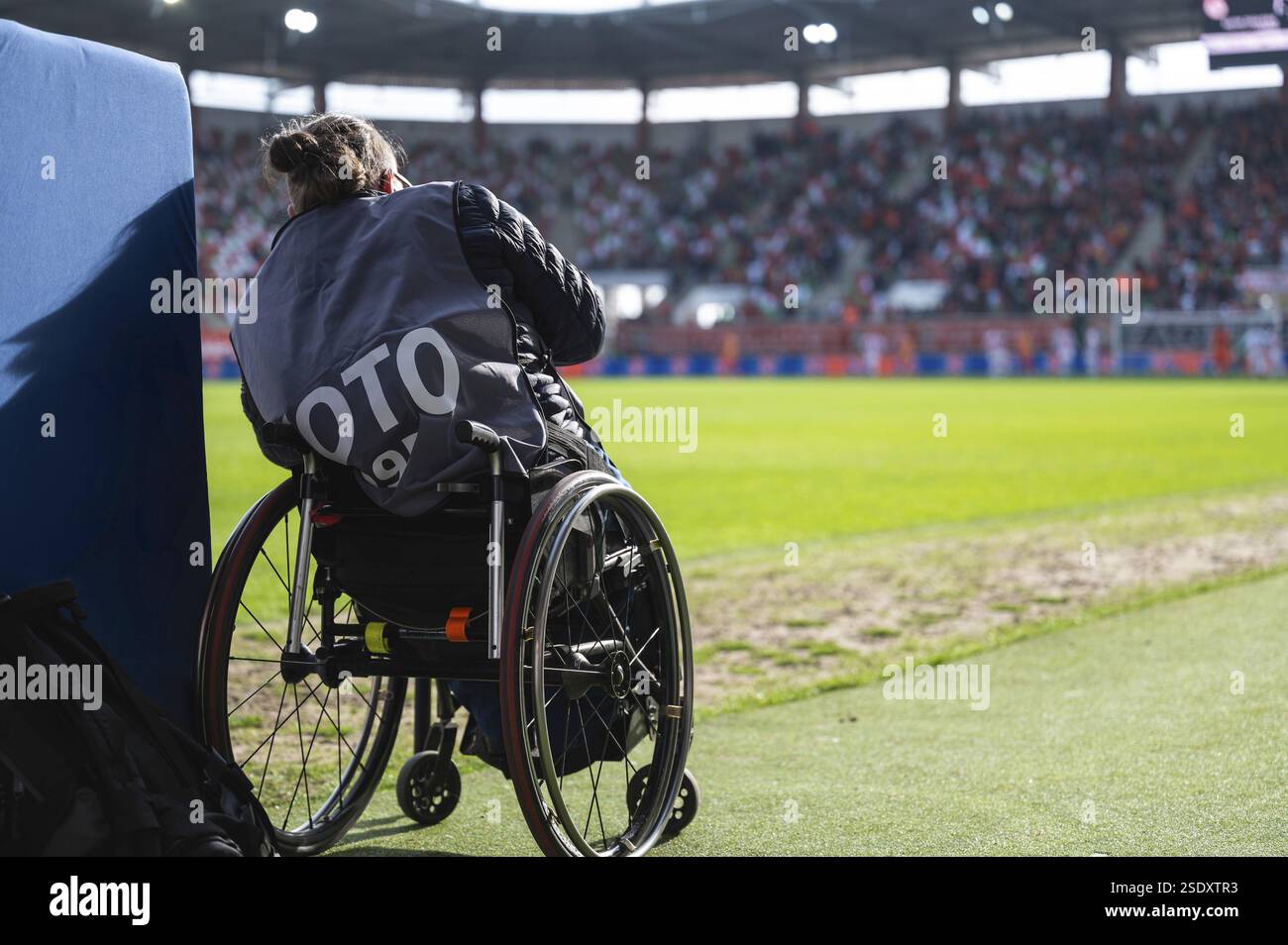 Behindertengerechter Fotograf im Rollstuhl während des Fußballspiels Stockfoto
