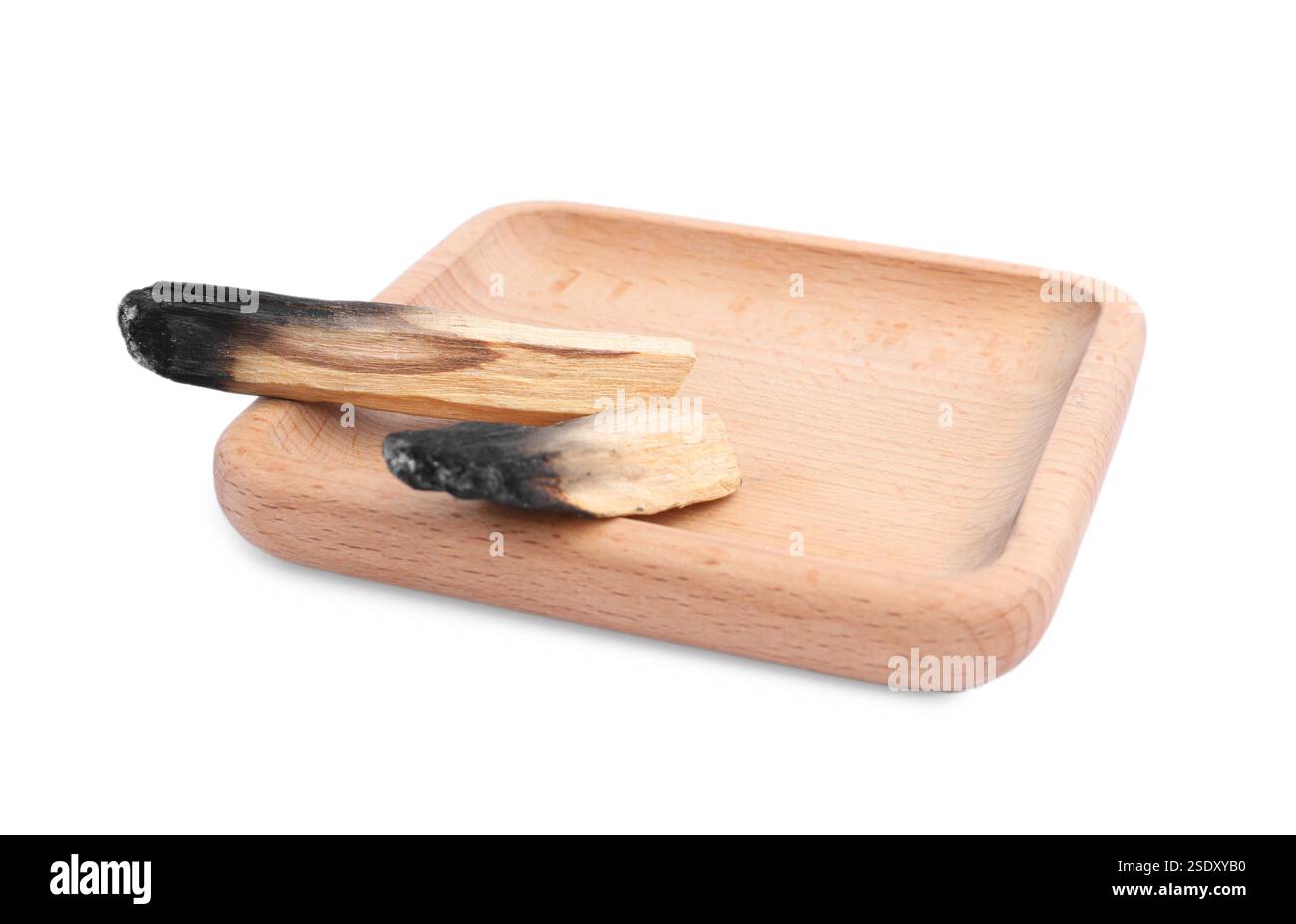 Verbrannter palo santo auf weißem Hintergrund Stockfoto