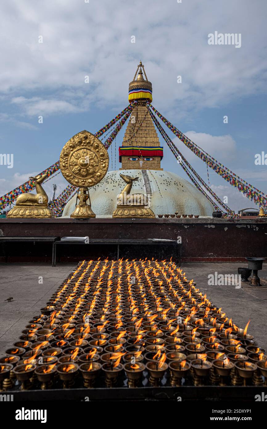 Kerzen brennen auf dem Dach des Guru Lhakhang Klosters in Boudha Stupa in Kathmandu, Nepal Stockfoto