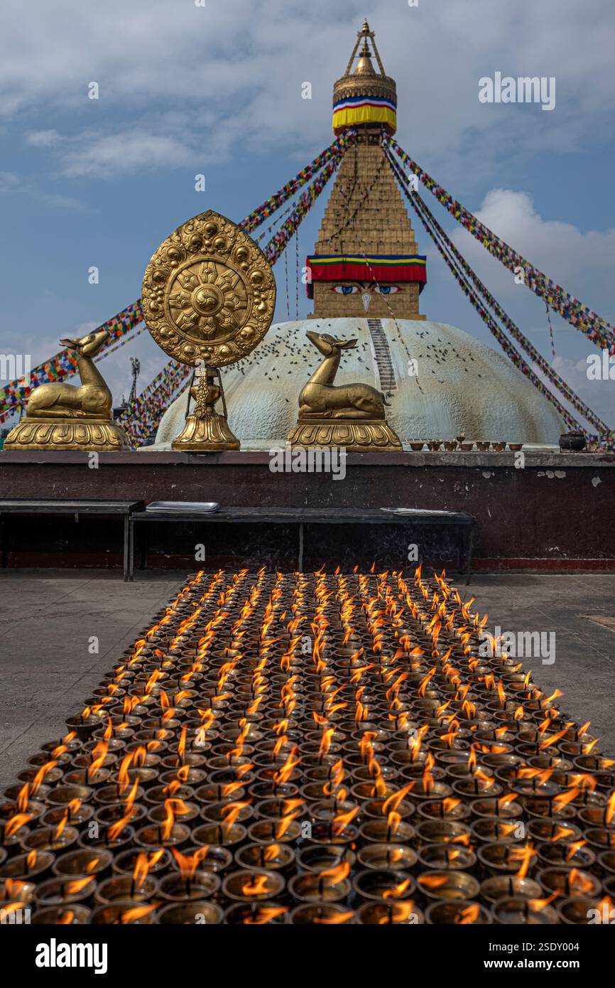 Kerzen brennen auf dem Dach des Guru Lhakhang Klosters in Boudha Stupa in Kathmandu, Nepal Stockfoto
