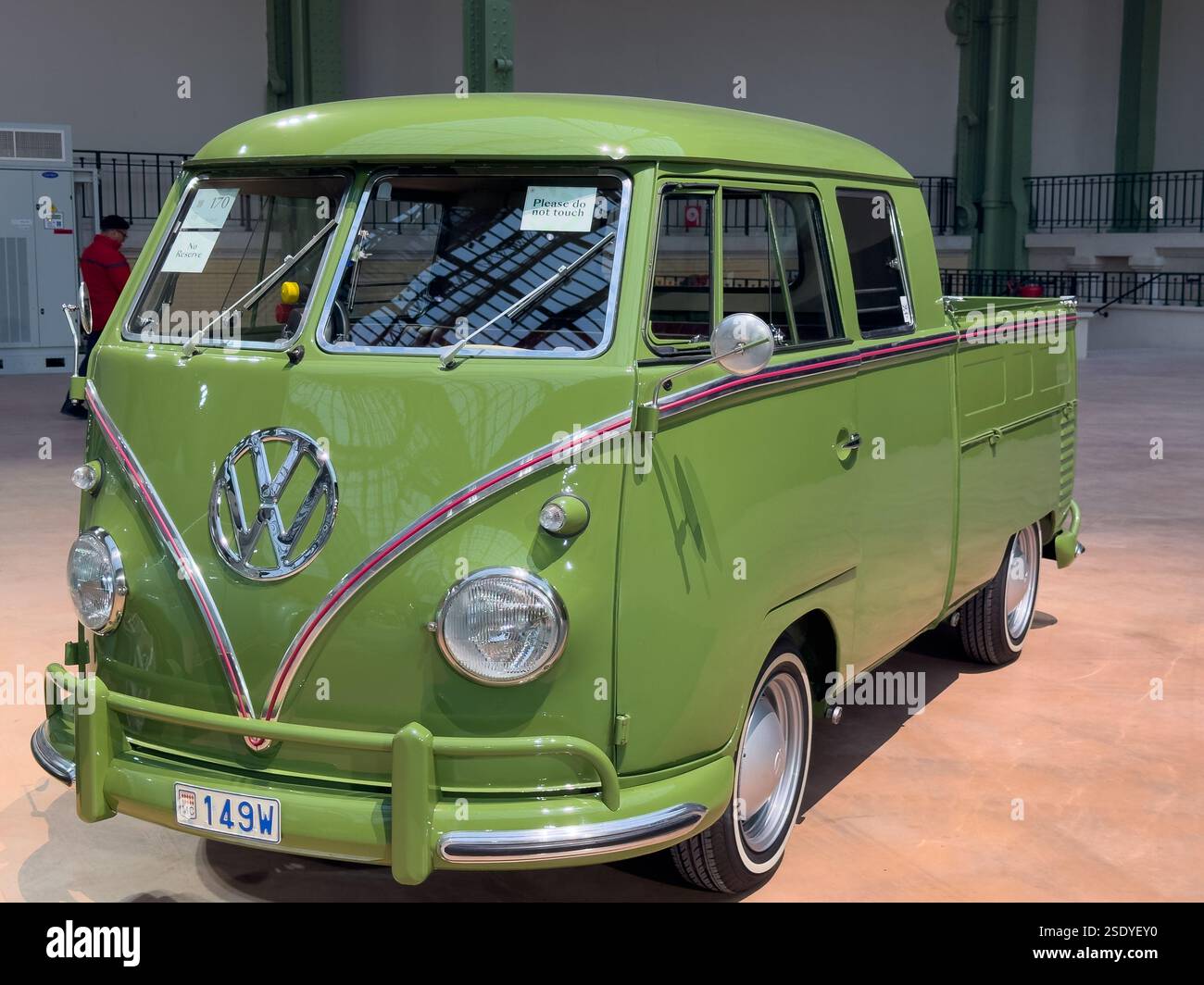 Der klassische, grüne Volkswagen Pickup präsentiert den Vintage-Stil in der urbanen Ausstellung Stockfoto