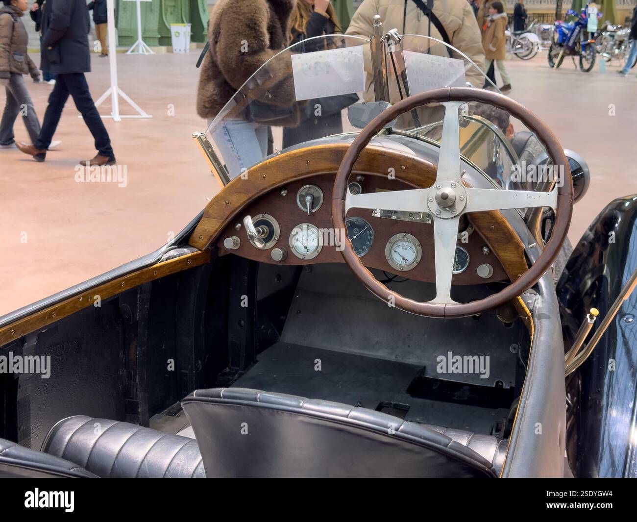 Der Innenraum eines Oldtimers zeigt zeitloses Design in einer geschäftigen urbanen Ausstellung Stockfoto