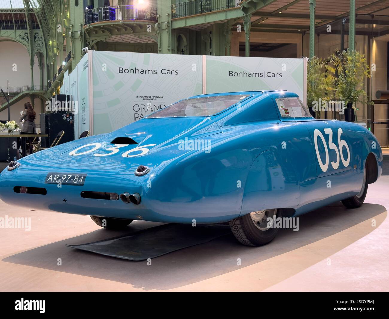Oldtimer-Rennwagen im Grand Palais in Paris während einer Veranstaltung Stockfoto