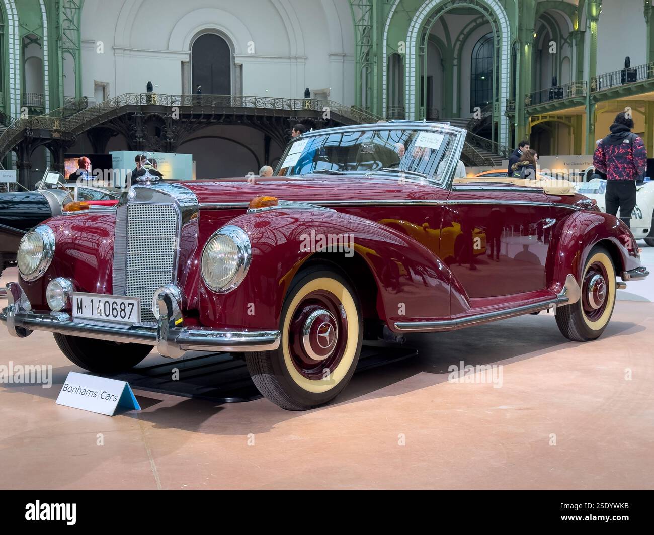 Klassisches Cabrio glänzt auf der eleganten Autoausstellung in Paris Stockfoto