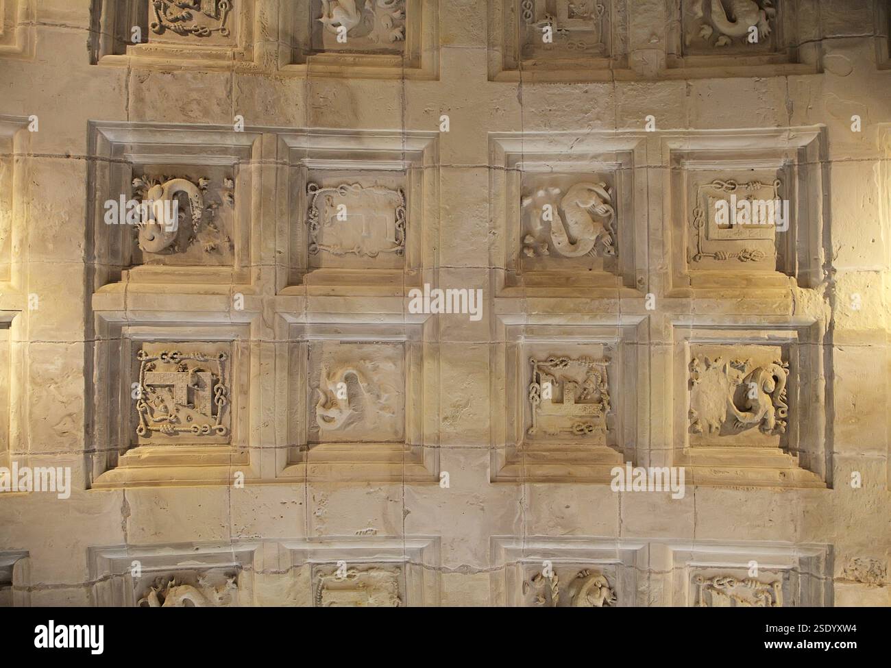 Die aufwendige Decke mit detaillierten Steinschnitzereien in Chambord Castle unterstreicht die architektonische Schönheit und Geschichte. Stockfoto